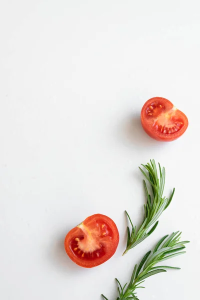 Sağlıklı gıda arka planı - beyaz arka planda çiğ domates ve yabani otlar, canlı renkler, vitamin yiyecekler