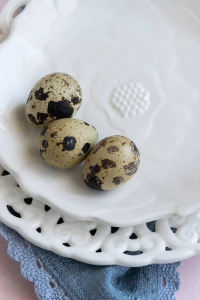 Beyaz Bir Tabakta Bıldırcın Yumurtası Biberiye — Stok fotoğraf