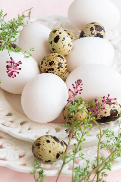 鹌鹑蛋和母鸡蛋混合在白葡萄酒盘上 — 图库照片