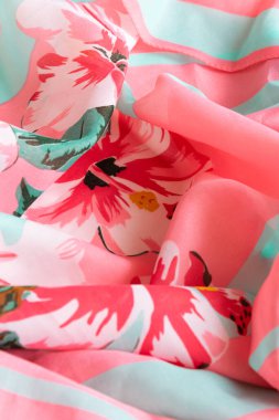 Taze renkli katlanmış kumaş. Modaya uygun botanik kumaş, pembe ve mavi pastel renkler