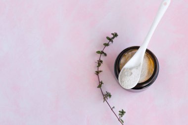 Hijyen banyo ürünü. Vücut, pembe arka planda yüz fırçası. Sağlık terapisi yenilenmesi