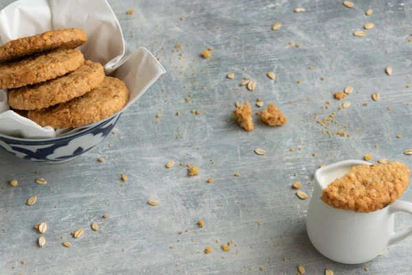 Sağlıklı atıştırmalıklar - yulaf sütü ve yulaf bisküvileri, alternatif süt içeceği