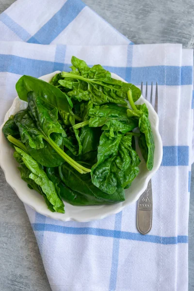 Çiğ ıspanak salatasına yakından bak, vejetaryen sağlıklı malzeme.