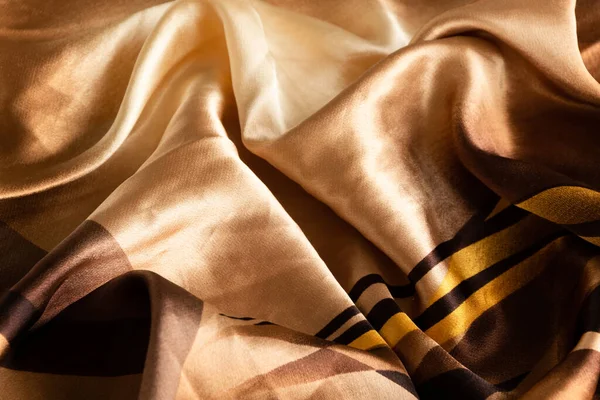 Skládaný Hedvábně Zlatý Tón Látky Oříznout Náhled Módní Textilní Kousek — Stock fotografie