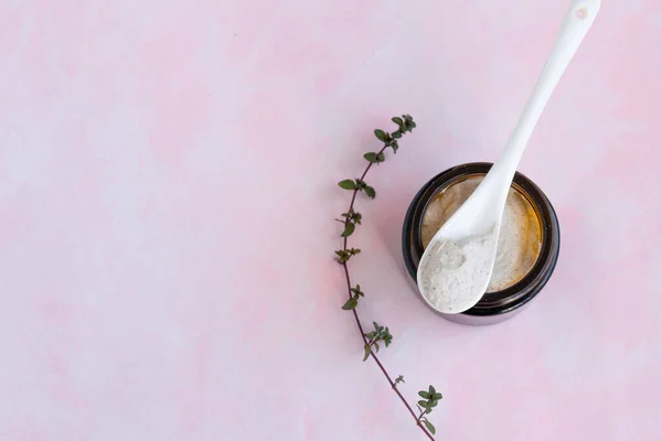 Hijyen banyo ürünü. Vücut, pembe arka planda yüz fırçası. Sağlık terapisi yenilenmesi