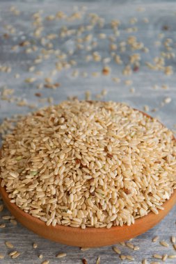 Biyolojik esmer pirinç, tam pişmemiş tahıl gevreği.