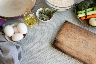 Sağlıklı besinlerle yemek pişirmek. Dengeli beslenme, aşçılık ve gıda konsepti