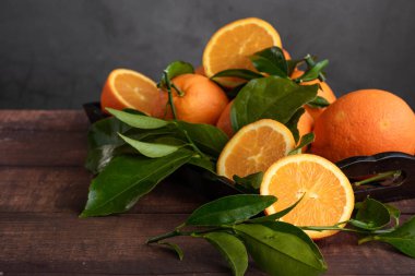 Ahşap arka planda taze sıkılmış portakal suyu