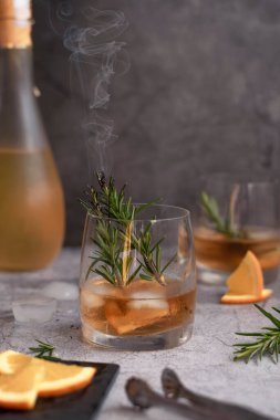 Dilimlenmiş portakallı ve biberiyeli alkollü içecek.