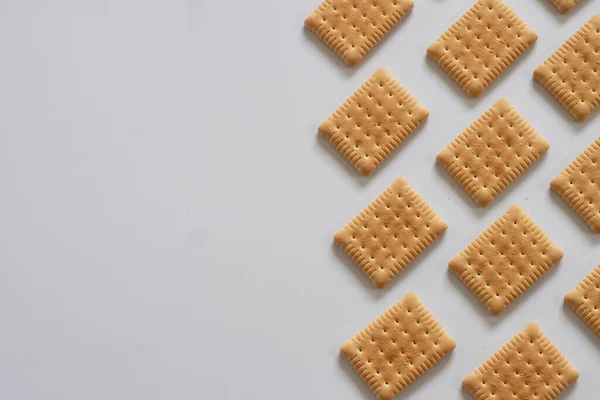 Beyaz arkaplanda tatlı bisküviler ve metin için boşluk