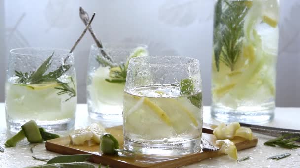 Освежающий Ледяной Напиток Лимоном Свежим Розмарином Детоксикация Летом — стоковое видео