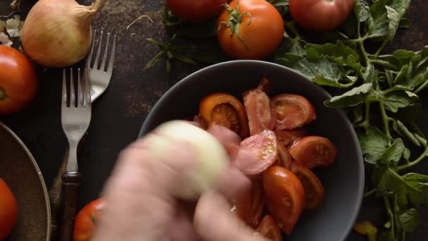 自家製トマトサラダを用意する女性の手のトップビュー 健康的なカントリーフード 食事と食事のコンセプト — ストック動画