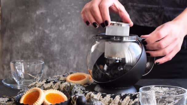 女人的手在茶壶里煮茶 — 图库视频影像