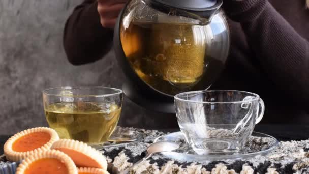 Les Mains Femme Versant Thé Une Théière — Video