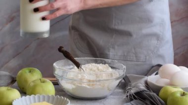 Elmalı tatlı hazırlayan kadın ellerini kapat.