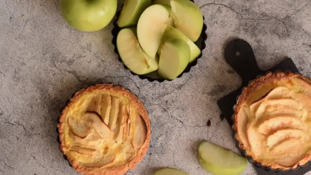 Tartes Aux Pommes Prêtes Manger Sur Fond Gris — Video