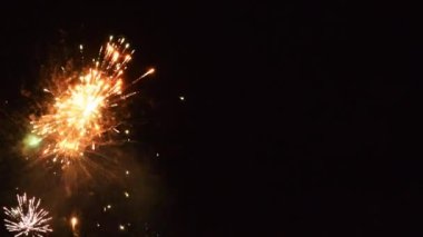 Karanlık gökyüzünde havai fişek patlaması