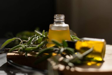 Adaçayı yapraklı temel yağ. Hijyen banyo ürünü. Sağlık terapisi yenilenmesi