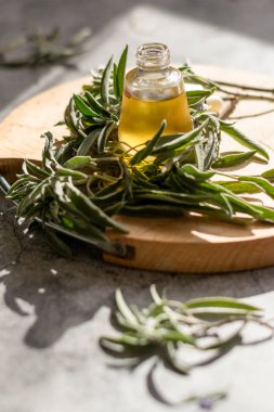 Adaçayı yapraklı temel yağ. Hijyen banyo ürünü. Sağlık terapisi yenilenmesi