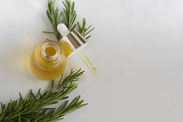 Biberiye yapraklı temel yağ. Hijyen banyo ürünü. Sağlık terapisi yenilenmesi