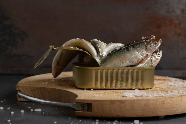 Taze konserve balık, sağlıklı beslenme malzemeleri.