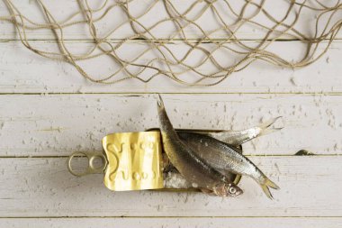 Taze konserve balık, sağlıklı beslenme malzemeleri.