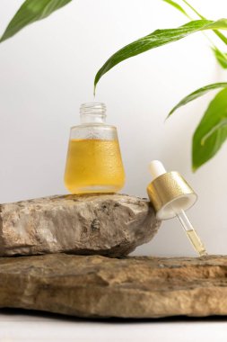 Doğal esaslı petrol. Homeopati ilacı, sağlıklı güzellik ürünü.