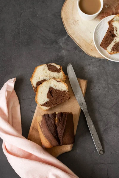 Lezzetli ev yapımı mermer kek ve sütlü kahve.