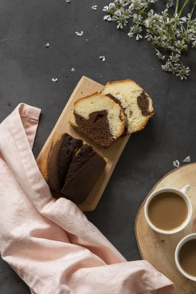 Lezzetli ev yapımı mermer kek ve sütlü kahve.