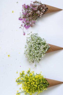 Waffle dondurma külahları taze çiçeklerle doludur.