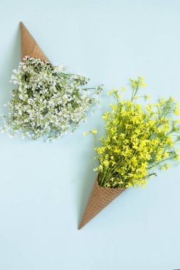 Waffle dondurma külahları taze çiçeklerle doludur.