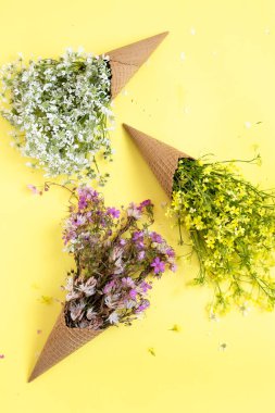 Waffle dondurma külahları taze çiçeklerle doludur.