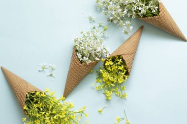 Waffle dondurma külahları taze çiçeklerle doludur.