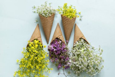 Waffle dondurma külahları taze çiçeklerle doludur.