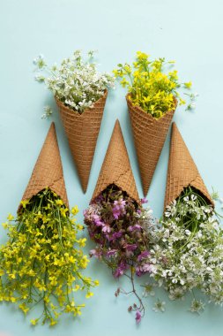 Waffle dondurma külahları taze çiçeklerle doludur.