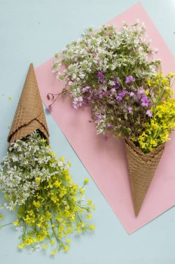 Waffle dondurma külahları taze çiçeklerle doludur.