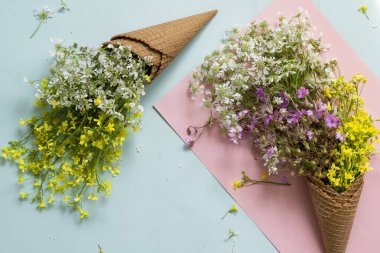 Waffle dondurma külahları taze çiçeklerle doludur.