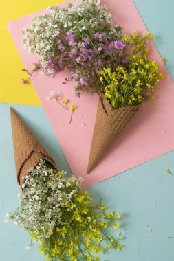 Waffle dondurma külahları taze çiçeklerle doludur.