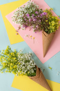 Waffle dondurma külahları taze çiçeklerle doludur.