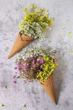 Waffle dondurma külahları taze çiçeklerle doludur.