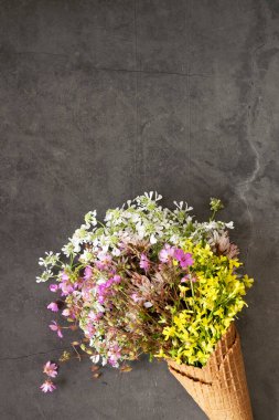 Waffle dondurma külahı taze çiçeklerle dolu.