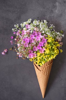 Waffle dondurma külahı taze çiçeklerle dolu.