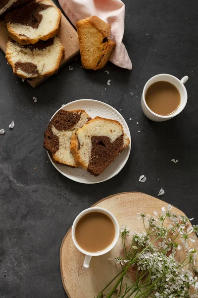 Lezzetli ev yapımı mermer kek ve sütlü kahve.