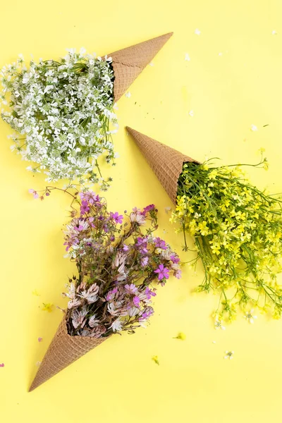 Waffle dondurma külahları taze çiçeklerle doludur.