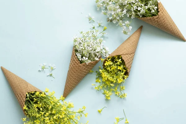 Waffle dondurma külahları taze çiçeklerle doludur.