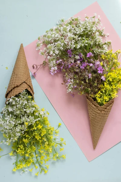 Waffle dondurma külahları taze çiçeklerle doludur.