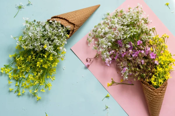 Waffle dondurma külahları taze çiçeklerle doludur.