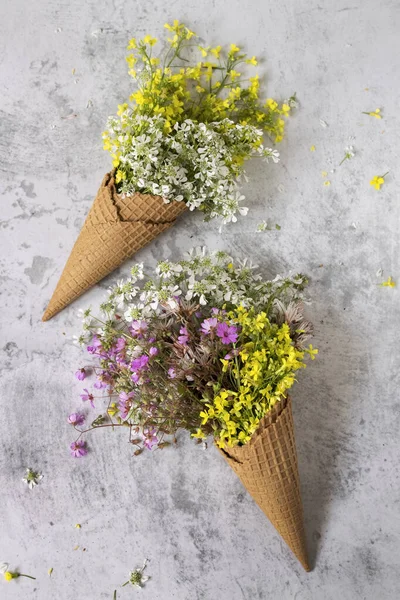 Waffle dondurma külahları taze çiçeklerle doludur.