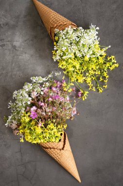 Waffle dondurma külahları taze çiçeklerle doludur.