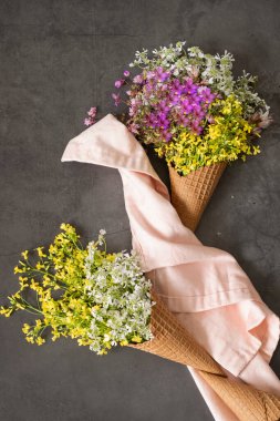 Waffle dondurma külahları taze çiçeklerle doludur.